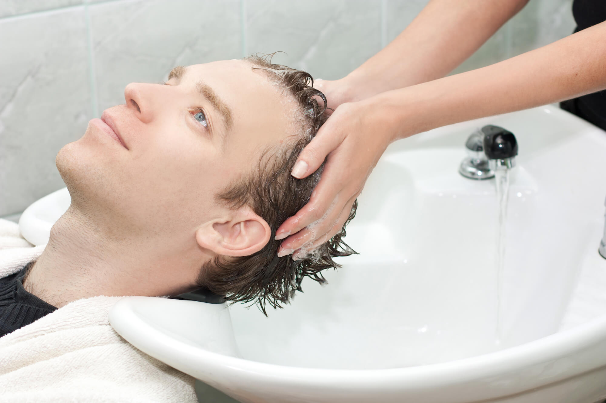 Мужчина моет волосы. Мытье головы мужчине. Фото мытья головы мужчине. Мытье волос мужчина. Мужчина моет голову.